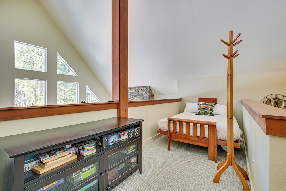Deck, Hot Tub & Fire Pit: Mtn-view Packwood Cabin