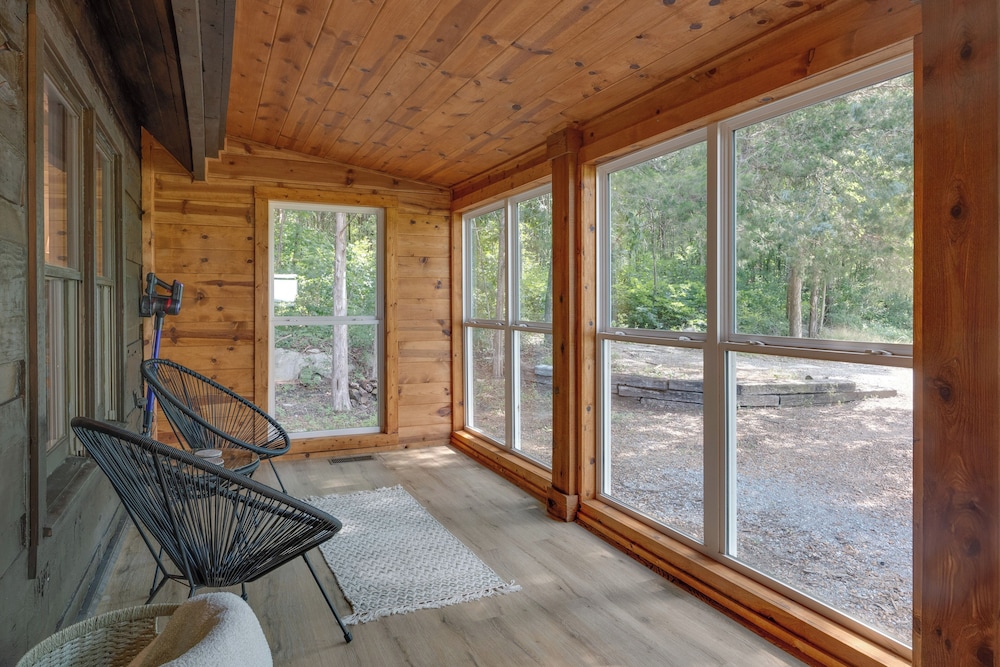 ~ 10 Mi to Downtown: Murfreesboro Area Cabin