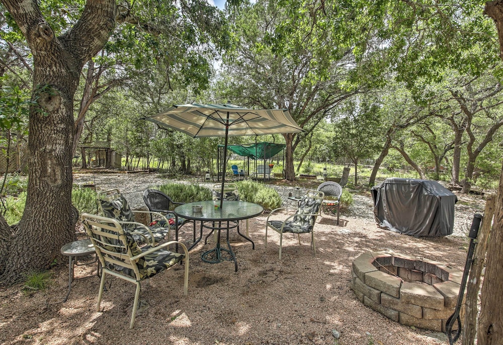Charming Canyon Lake Cottage w/ Pool  BBQ Pit! - Property Image 7