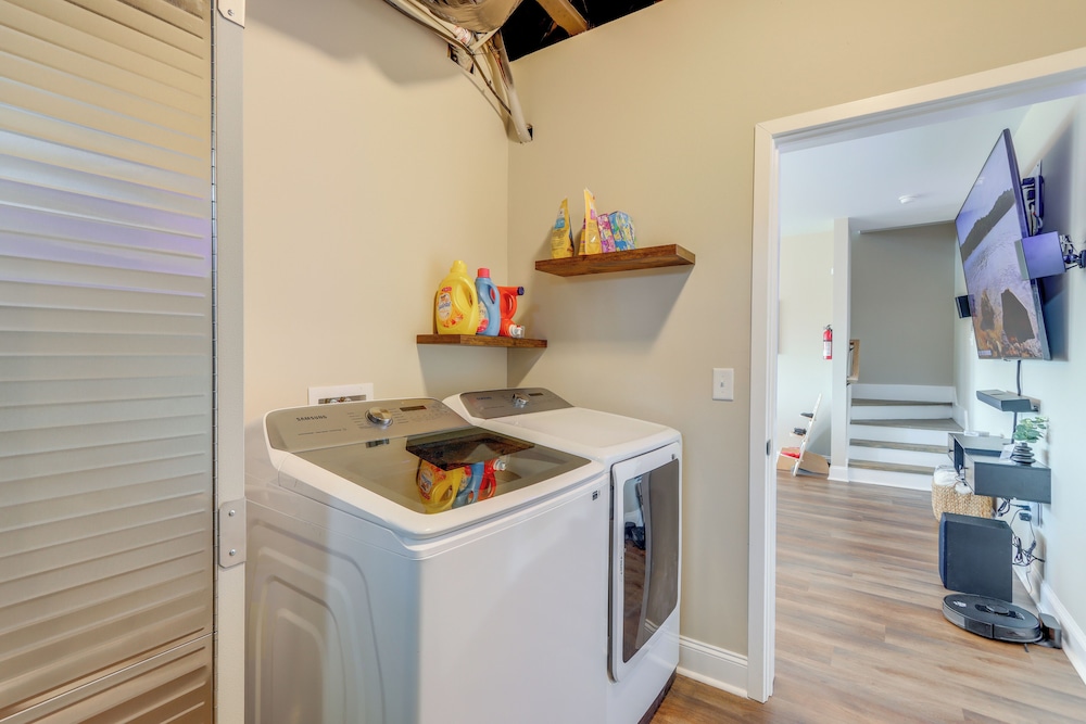 11 Mi to Dtwn Ellijay: Newly Built Modern Cabin!