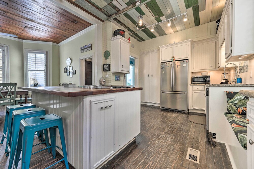 Historic Galveston Hideaway, Walk to the Beach!