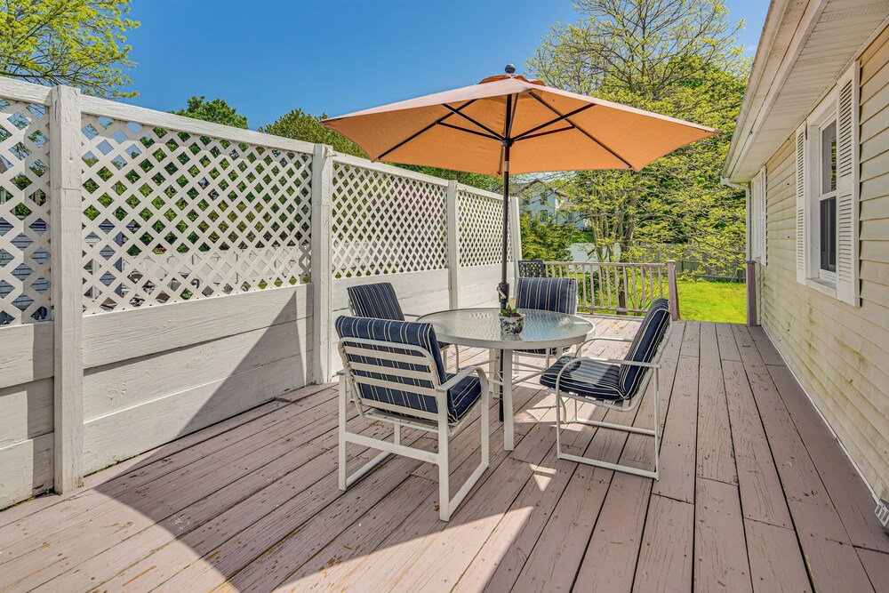 Coastal Home: 1 Mi to Beach, 2 Mi to Dtwn Newport!