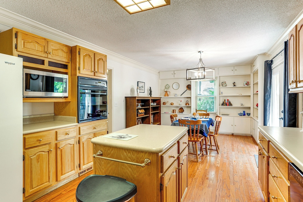 Walk to Dtwn & Freed-hardeman: Home w/ Fenced Yard