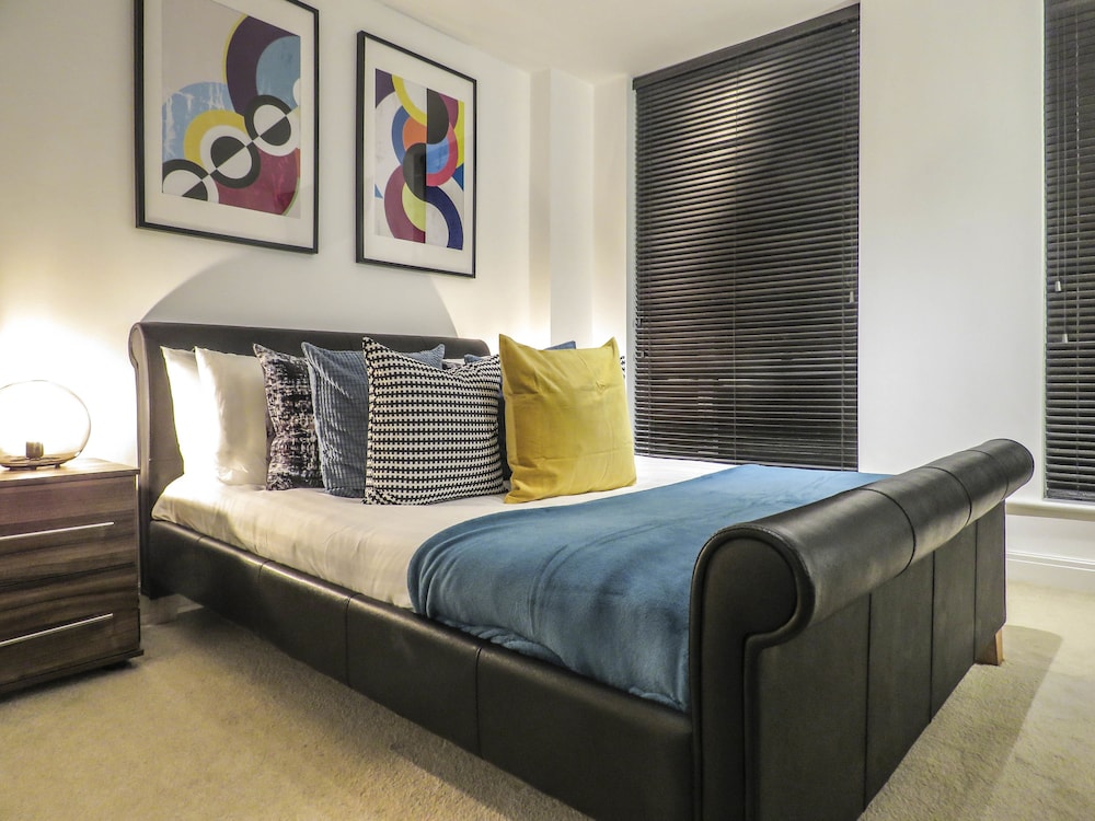 Tudors eSuites Birmingham Apartments with Parking view 4