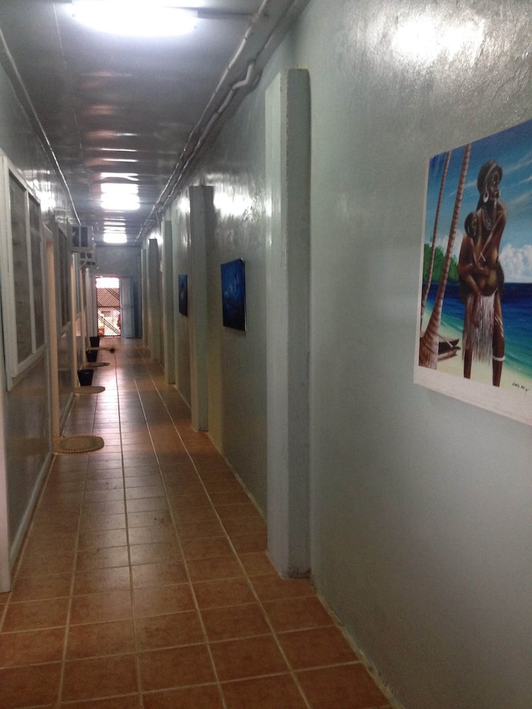Qua Roviana Motel