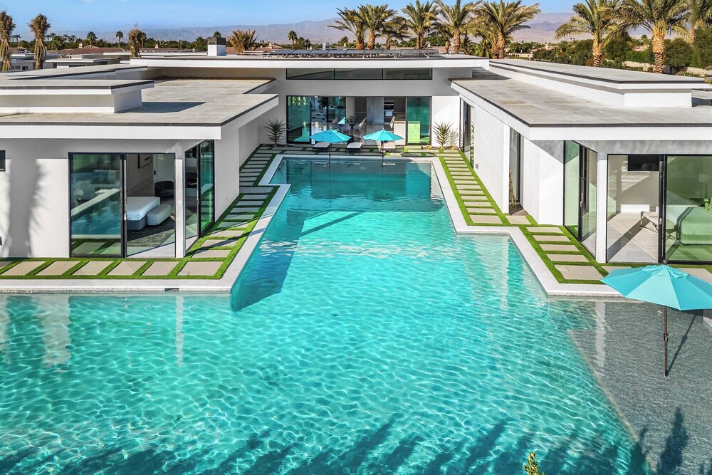 Exclusive Indio Villa Pool, Hot Tub, Putting Green Sleeps 18 Bravo #6