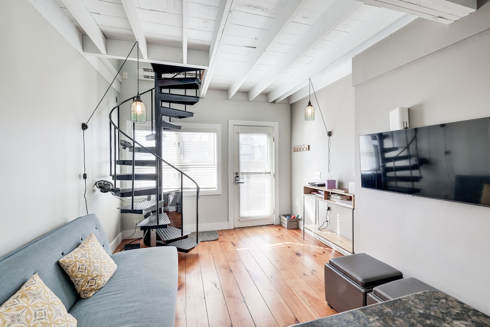 Walk to Beach: Charming Condo in Provincetown!