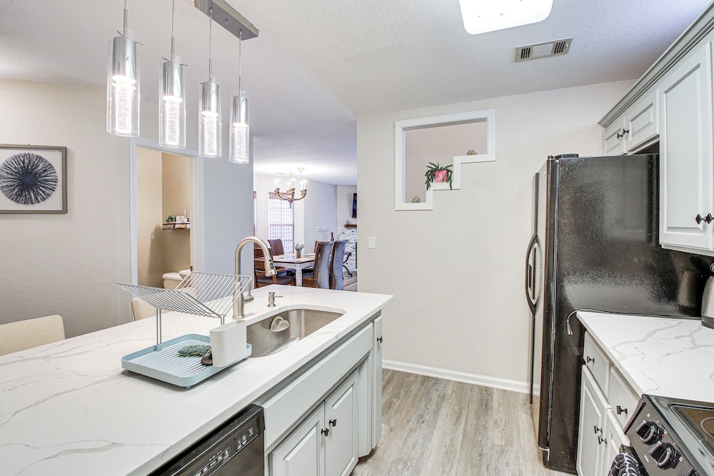 Townhome Near Lake Hamilton & Race Track!