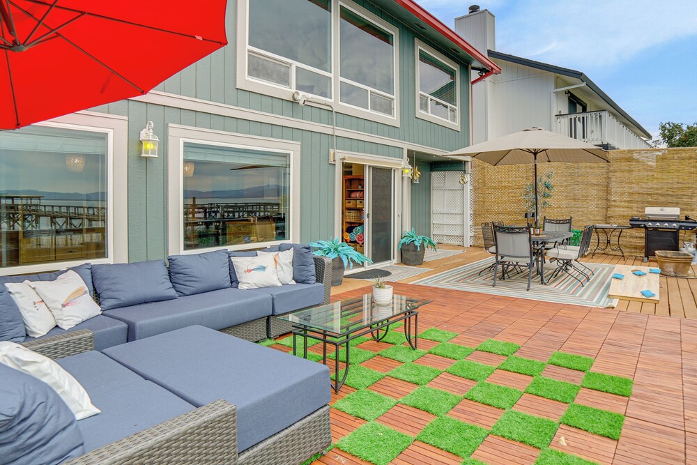 Waterfront Clear Lake Home w/ Game Room & Deck!