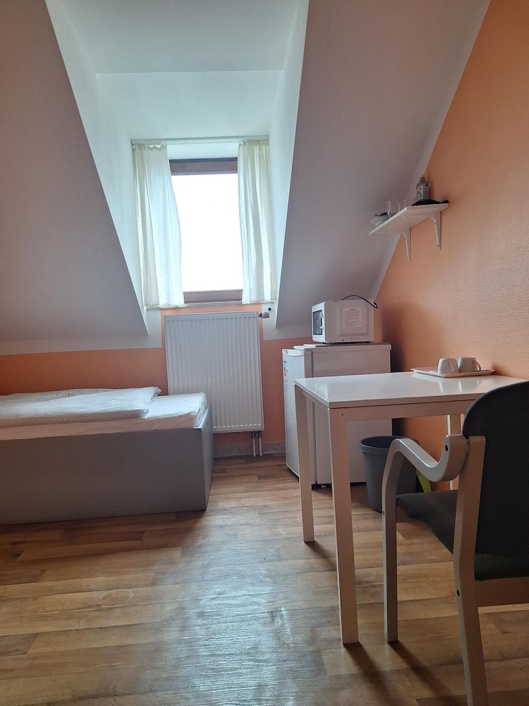 2-Rent Group Hostel Rooms AUB162
