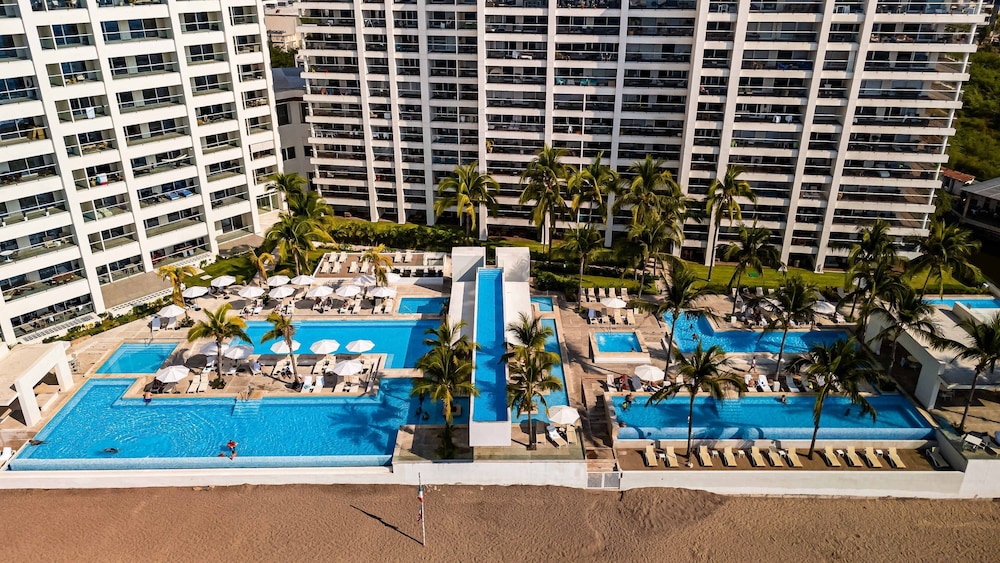 Beachfront Private Pool Theatre Room Views