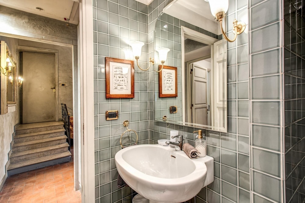 Wonderful Apartment With Balcony in Piazza Margana