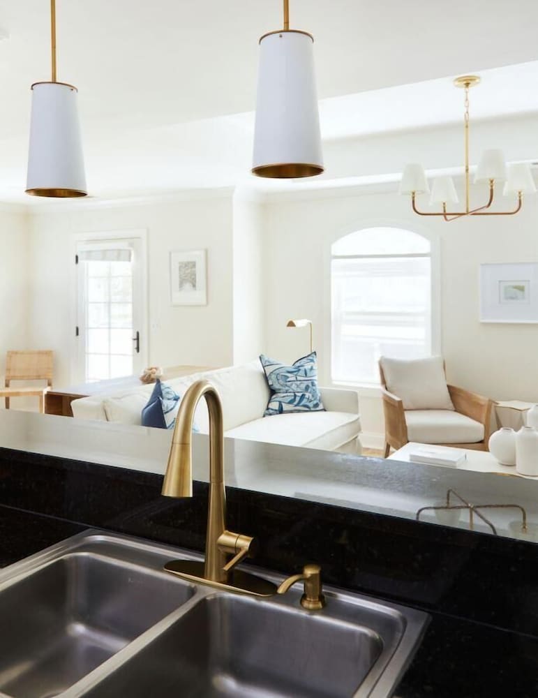 May River Breeze! 3-story Townhouse in Old Town's Promenade