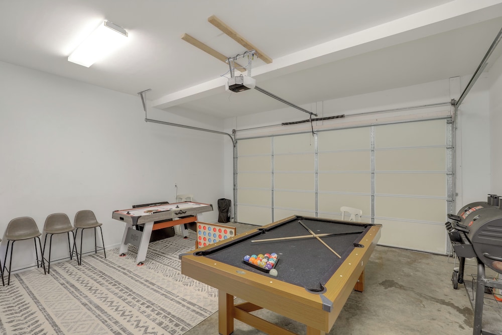 Family Home w/ Game Room, 3 Mi to Dtwn Asheville!
