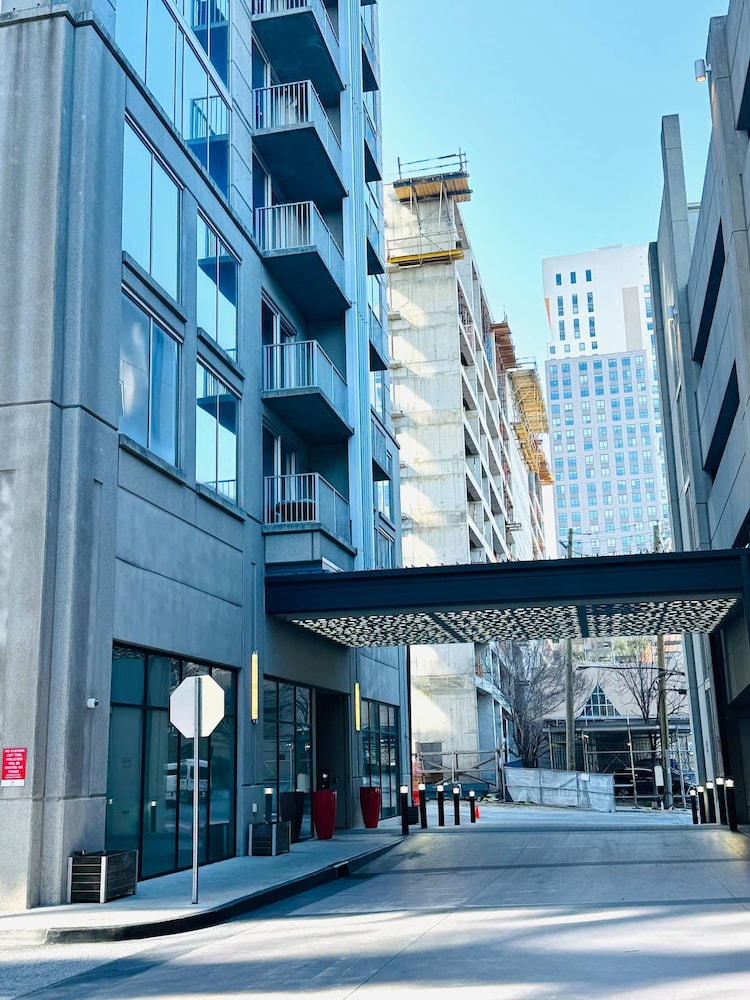 Highrise Balcony Rooftop Pool Gym Free Parking