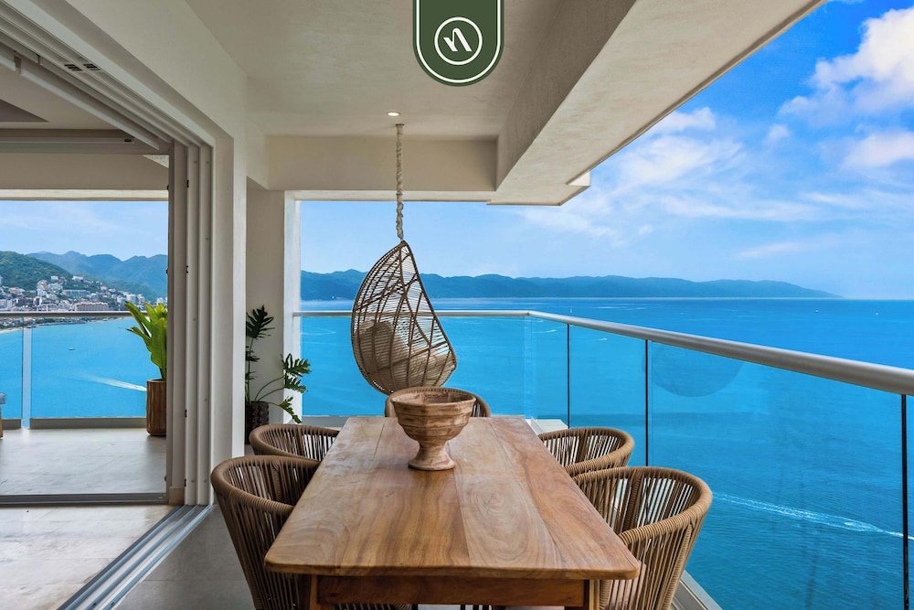 Luxury 4 BR Condo Amazing Views - Beach - Pools