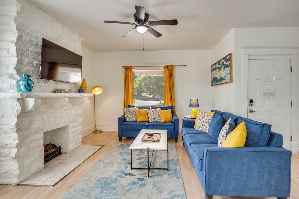 Modern 2BR Kansas City Condo Near Downtown