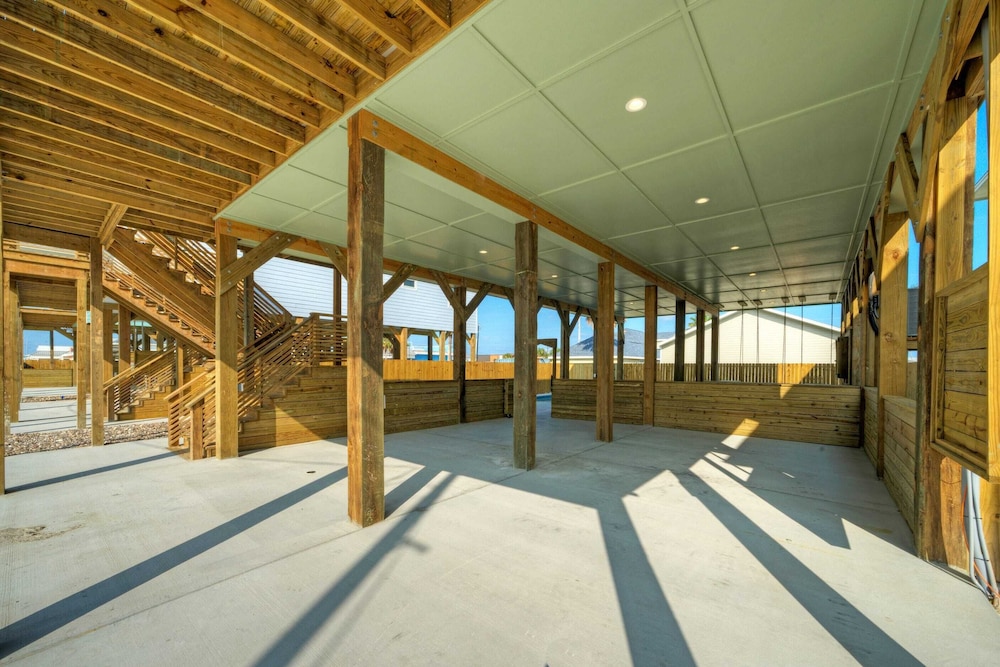 Pool, Firepit + Golf Cart Zone + Near Beach Looney Dunes by Avantstay