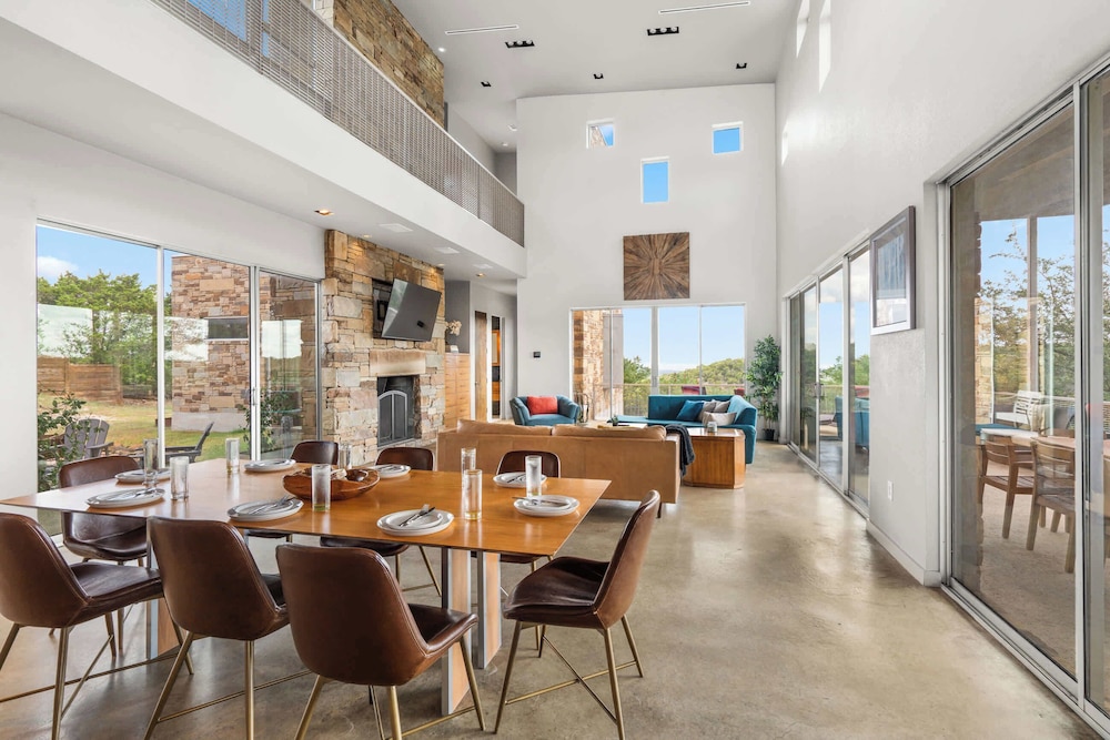 Luxury 4BR Hilltop Retreat Hot Tub & Scenic Views