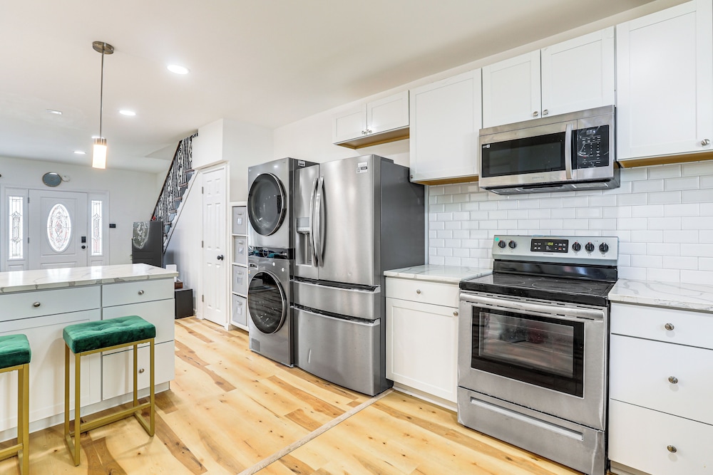6 Mi to Eagles Games: Stylish Philly Townhome!