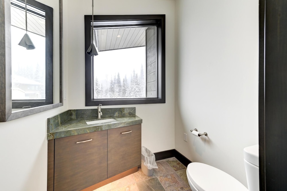 KBM Resorts Walk to Slopes, Sports Court, Private Home Theater, Sleeps 17, Outdoor Hot Tub Pco-184m