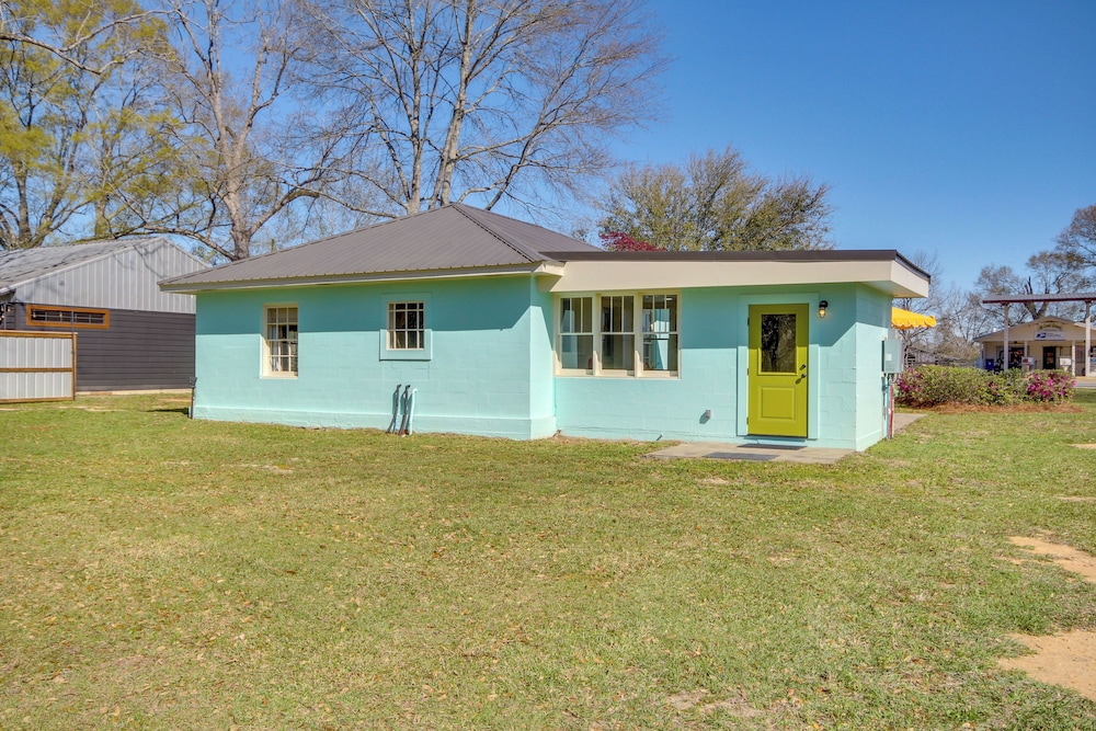 Colorful & Retro Perkinston Cottage w/ Yard!