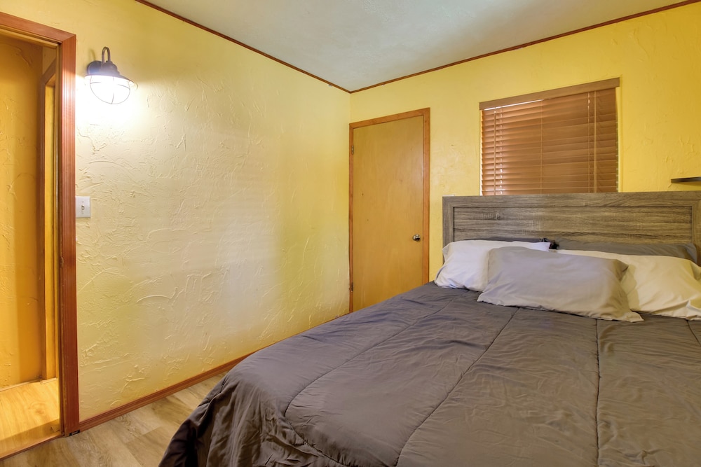 Ski, Hike & Relax: Forest-view Haven in Lakeside!