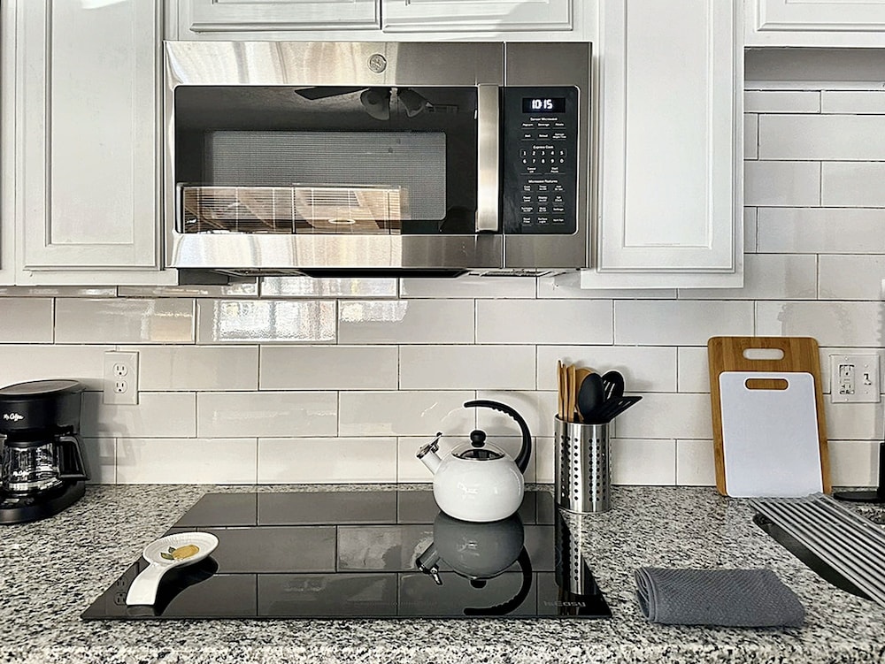 Budget Friendly Studio With Wifi Smart TV 32C