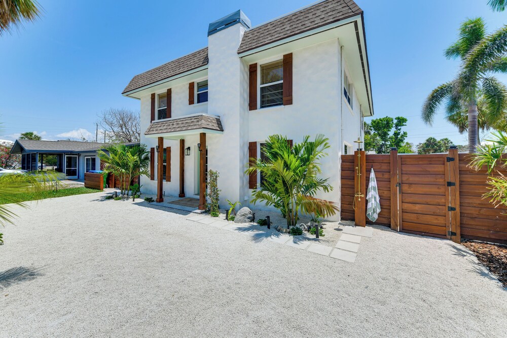 Walk to Gulf: Luxe Luau-themed Gem in Holmes Beach