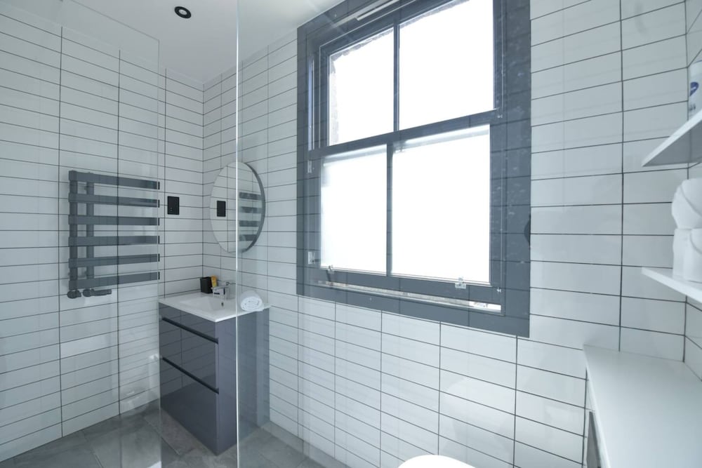 Contemporary 2 Bedroom Apartment on Columbia Road