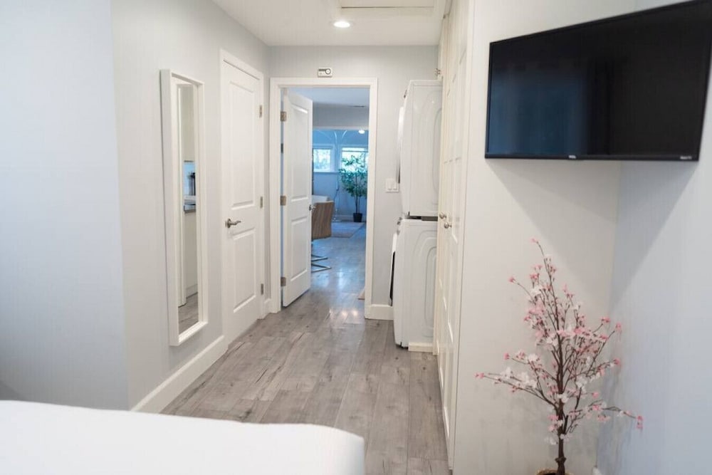 Updated 1BR House in Glendale With Private Fenced Yard p55