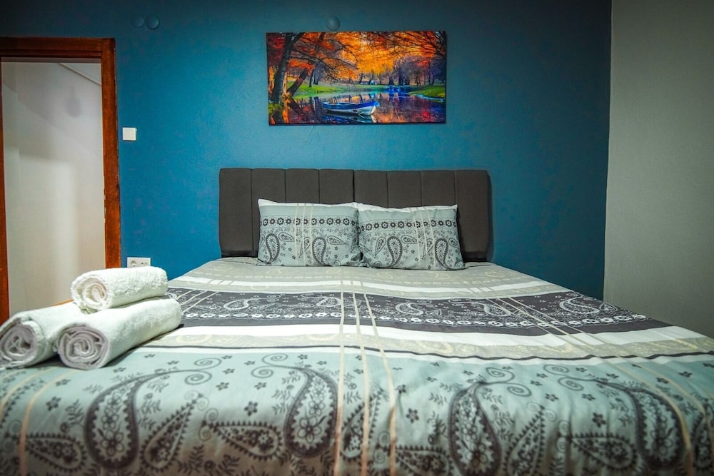 Yaghane Apartments
