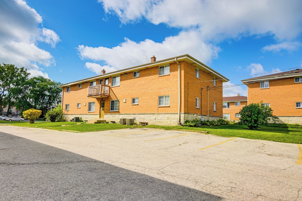 Menomonee Falls Condo 12 Mi to Lake Michigan!