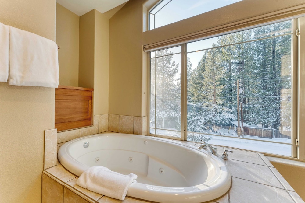 Cherry Hills Spacious Tahoe Cabin With Deck, Fireplace & Open Interiors