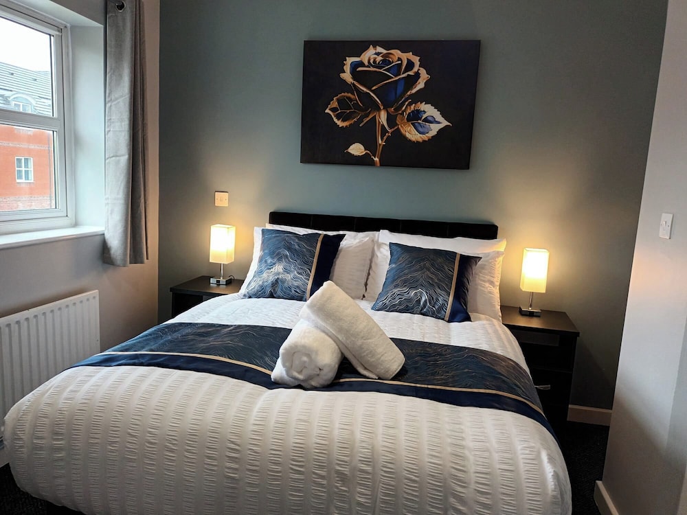 2 Bed House - Sleeps 6 - Parking - Wifi