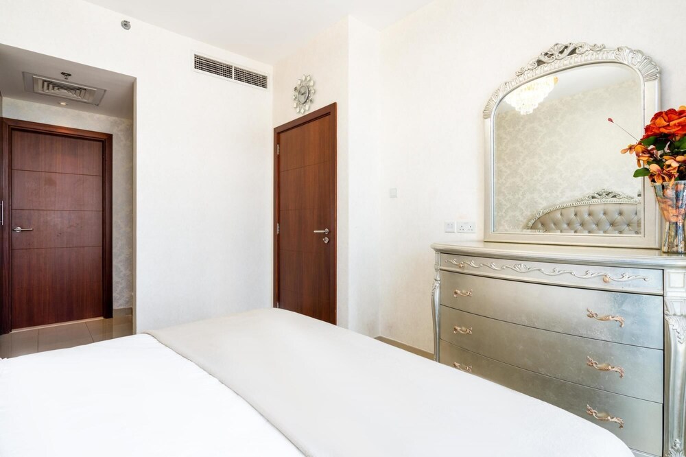 1BR Apt Top Floor Burj Sea Views Downtown