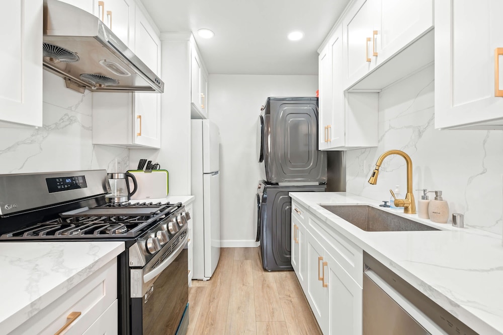 Modern Cozy Retreat Stylish Stay With Patio Parking