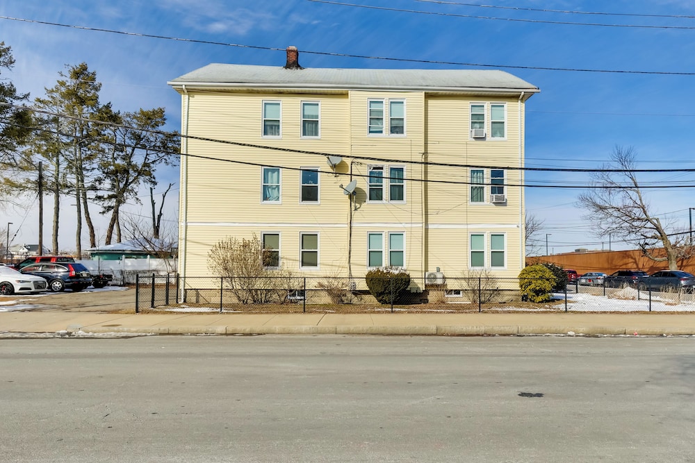 Walk to Roger Williams Park: Apt in Providence!
