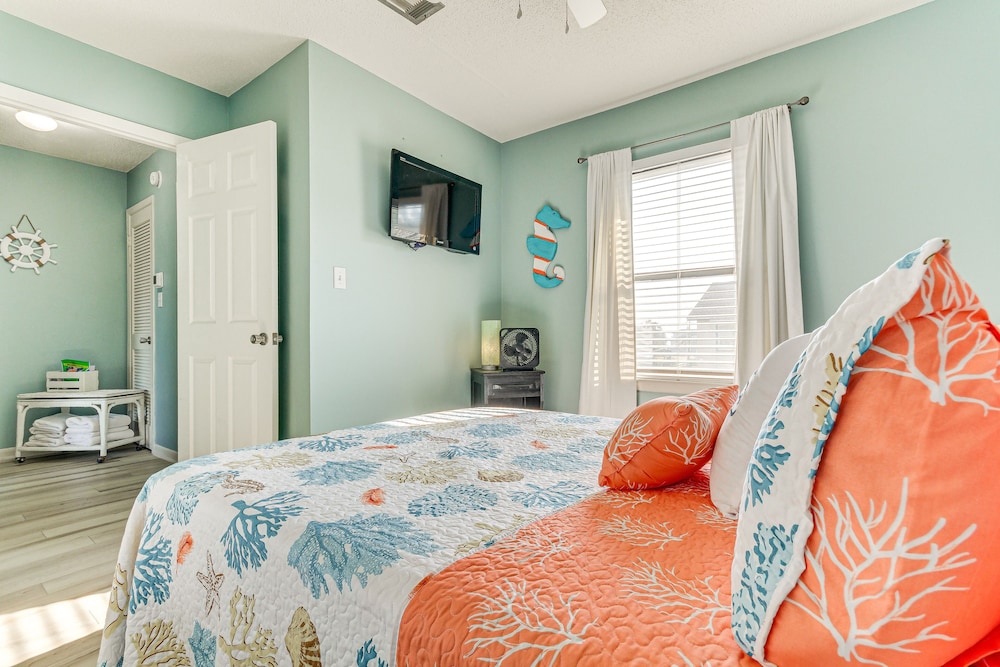 Modern Florida Townhome w/ Community Pool! view 2