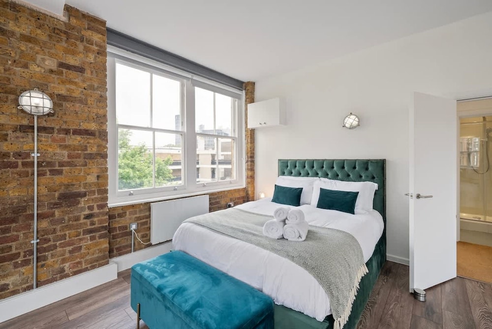 Spacious Bright Oasis in Old Street