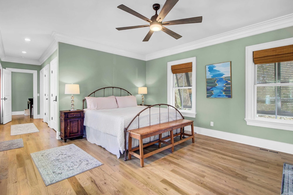 Steps to the Beach! Pool, Gym, Game Room, Movie Theater 3301 Palm by Avantstay