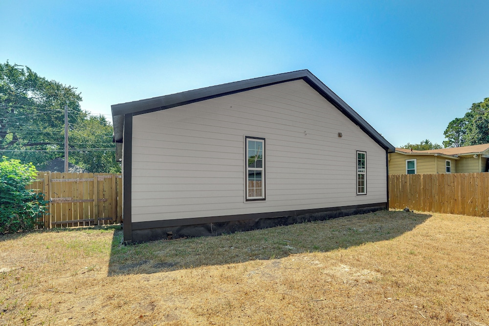 Fenced-in Yard: Home < 5 Mi to Dtwn Dallas!