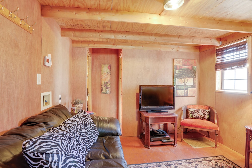 3 Mi to Greers Ferry Lake: Peaceful Cabin w/ Deck!