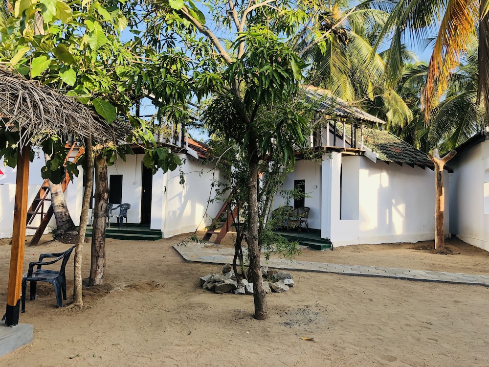 Sam's Hut Arugambay