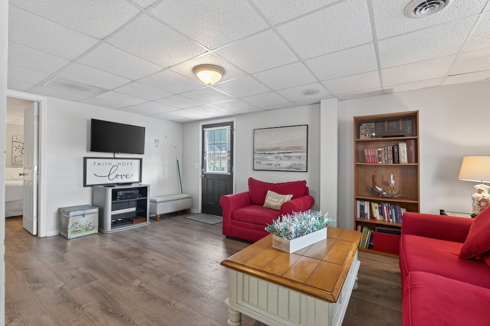 Coastal Retreat Steps From Private Beach 2 Bedroom Apts