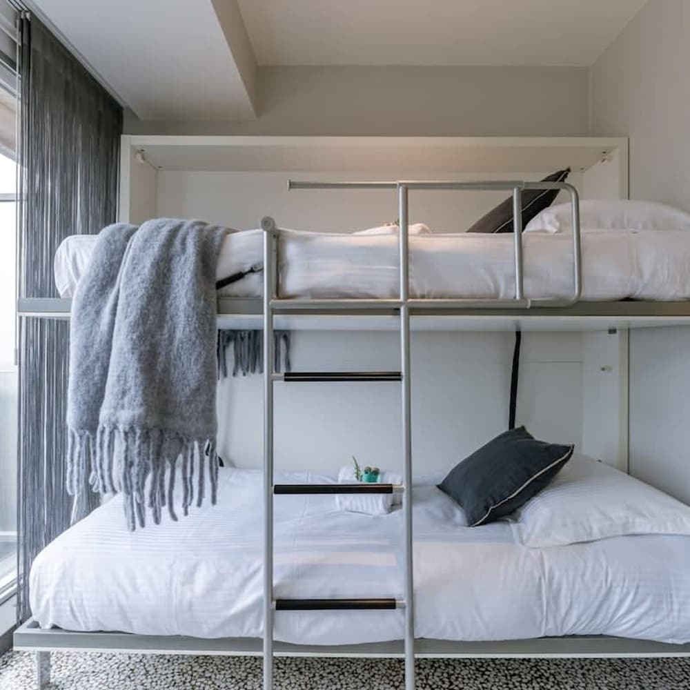 Modern Apartment in Centre With Parking
