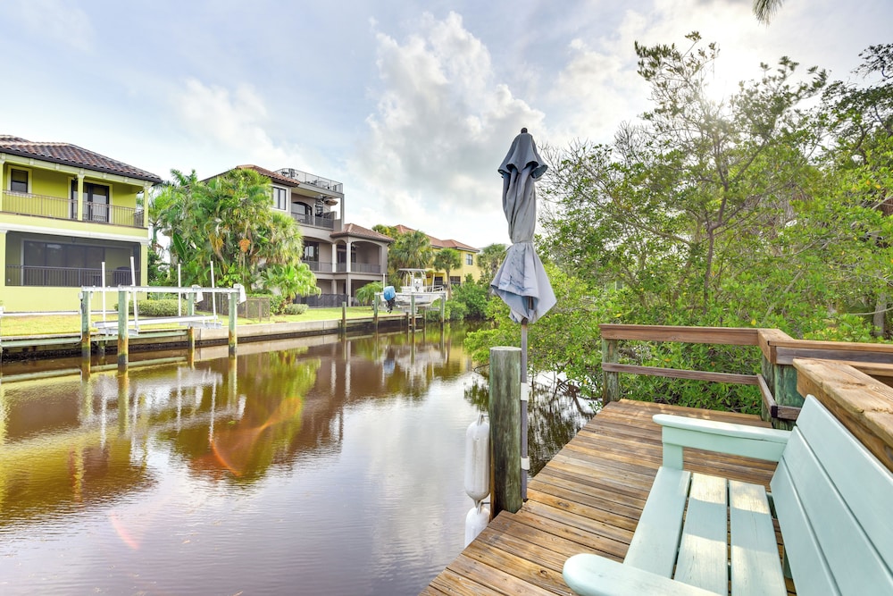 Siesta Key Oasis w/ Outdoor Pool + Screened Lanai!