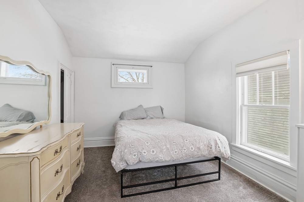 Charming St Paul Getaway 4 Bedroom Home