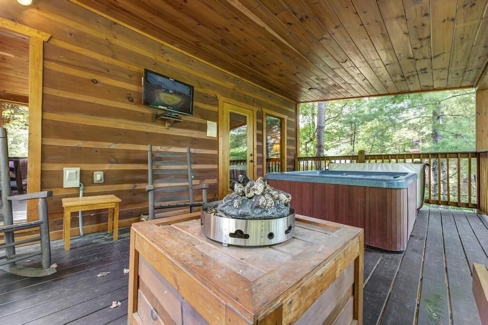 A Suite Mountain - 2 Bedrooms, 1 Baths, Sleeps 6 Cabin by RedAwning