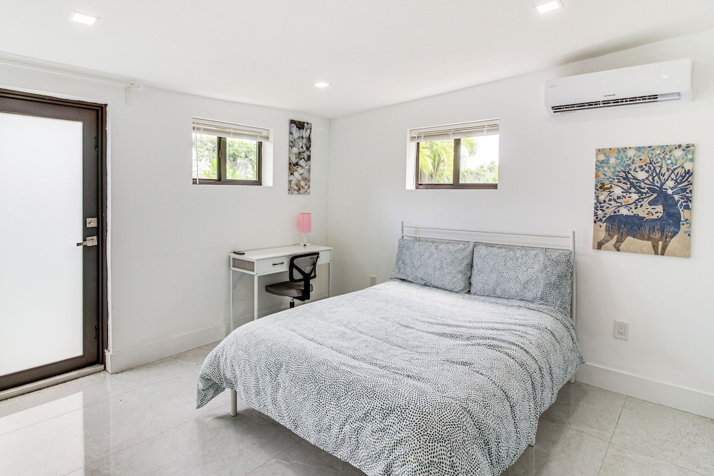 5 Mi to Beach: Group Getaway w/ Yard in Miami